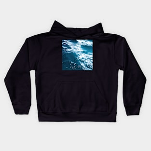 Hyperrealistic blue ocean waves Kids Hoodie